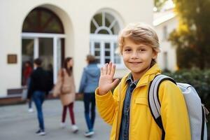 sonriente chico en amarillo chaqueta con un mochila ondulación su mano en el calle en su camino a escuela. ai generado. foto