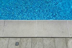 detalle de un hermosa nadando piscina borde foto