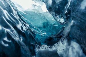 congelado hielo gorra en vatnajokull cuevas derritiendo debido a global calentamiento, escarchado islandés rocas formando masivo grieta y glaciar excursionismo túneles transparente glacial textura en agrietado hielo bloques foto