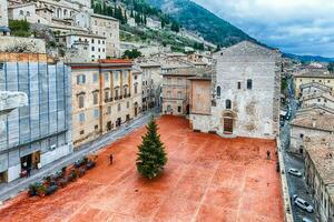 aéreo ver de plaza grande, principal cuadrado en gubbio, Italia foto