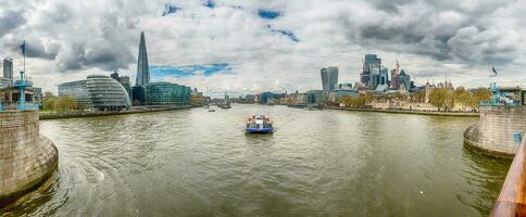 río Támesis y ciudad horizonte de Londres, Inglaterra, Reino Unido foto