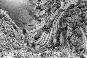 ver terminado vía krupp, devanado acantilado la carretera en capri isla, Italia foto