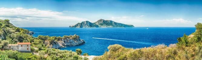 panorámico aéreo ver con el isla de capri, Italia foto