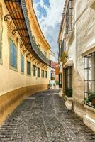 escénico callejón dentro pueblo español, Barcelona, Cataluña, España foto