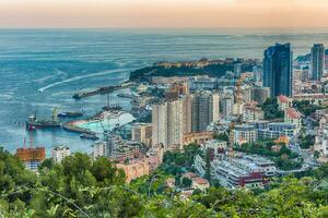 panorámico ver de Mónaco a puesta de sol desde el grande corniche foto