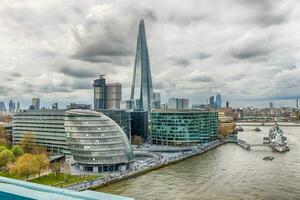 río Támesis y ciudad horizonte de Londres, Inglaterra, Reino Unido foto