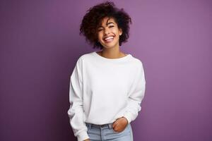 joven mujer vistiendo blanco camisa de entrenamiento Bosquejo, a púrpura antecedentes. diseño pull-over plantilla, impresión presentación Bosquejo. generado ai. foto