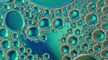 astratto colorato cibo olio gocce bolle e sfere fluente su acqua superficie video