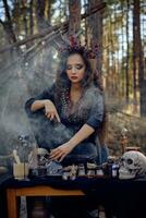 bruja en negro, largo vestido, con rojo corona en su largo cabello. posando en pino bosque. haciendo un magia poción. hechizos y brujería. de cerca, fumar. foto