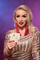 rubia mujer con un Perfecto peinado y brillante maquillaje es posando con jugando tarjetas en su manos. casino, póker. foto