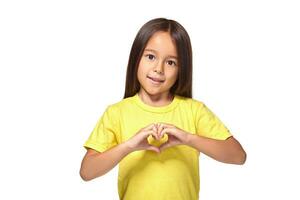 pequeño niña con su manos en en forma de corazon foto