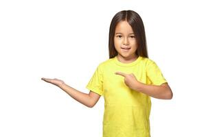 pequeño niña en amarillo camiseta participación su mano fuera foto