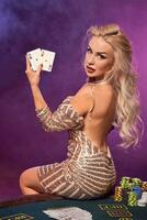 rubia mujer con un Perfecto peinado y brillante maquillaje es posando con jugando tarjetas en su manos. casino, póker. foto