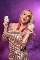 rubia mujer con un Perfecto peinado y brillante maquillaje es posando con jugando tarjetas en su manos. casino, póker. foto