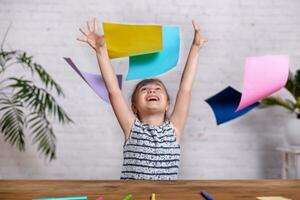 linda pequeño niña con el de colores papel foto