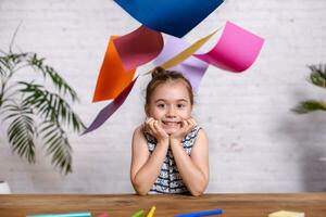 linda pequeño niña con el de colores papel foto