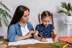 contento familia madre y hija juntos dibujar con marcadores foto