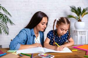 contento familia madre y hija juntos dibujar con marcadores foto