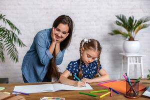 contento familia madre y hija juntos dibujar con marcadores foto