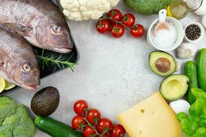 surtido de sano cetogénico bajo carbohidratos comida ingredientes para cocinando. equilibrado dieta nutrición ceto concepto. verduras, carne, pez, queso y huevos. parte superior vista. Copiar espacio. foto