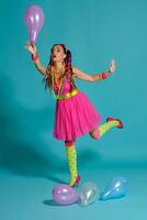 encantador niña con un multicolor trenzas peinado y brillante constituir, posando en estudio con aire globos en contra un azul antecedentes. foto