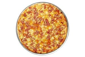parte superior ver de grande vegano Pizza con soja salchicha y vegetariano queso Mozzarella aislado en blanco foto