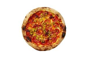 parte superior ver de Pizza pepperoni con tomate salsa, queso Mozzarella y jalapeño en blanco antecedentes foto