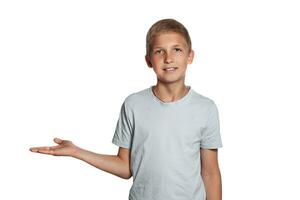 de cerca retrato de un rubia Adolescente chico en un blanco camiseta posando aislado en blanco estudio antecedentes. concepto de sincero emociones foto