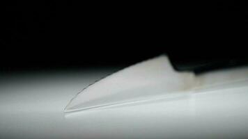 Metall Messer rotierend auf Weiß Base mit schwarz Hintergrund video