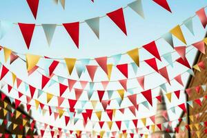 ai generado vibrante rojo y blanco verderón festivamente colgando con triangular banderas para celebraciones ai generado foto