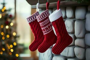 ai generado Navidad festivo celebraciones rojo calcetín colgado por el hogar esperando santas alegre sorpresas ai generado foto