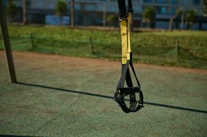 suspensión correas colgando en barras transversales en al aire libre campo deportivo foto