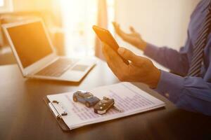 coche distribuidores tener usado aplicaciones en móvil Los telefonos a calcular interesar tarifas y mensual coche pagos para clientes y lata además utilizar aplicaciones a notificar cuando pagos son pendiente. foto