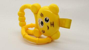 amarillo bebé participación juguete con oso forma aislado foto