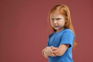 retrato de linda pelirrojo emocional pequeño niña en rojo antecedentes foto