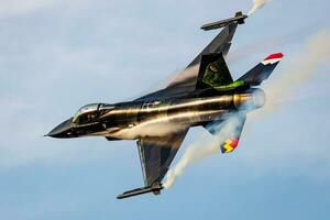 Belga aire fuerza bloqueo F 16 luchando halcón combatiente chorro avión volador. aviación y militar aeronave. foto