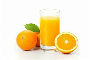 ai generado orgánico Fresco naranja jugo en el vaso con rebanadas de naranjas y verde hoja aislado en blanco fondo, ai generativo foto