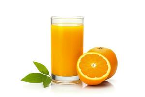 ai generado orgánico Fresco naranja jugo en el vaso con rebanadas de naranjas y verde hoja aislado en blanco fondo, ai generativo foto