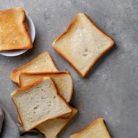 ai generado rebanadas de crujiente tostado un pan o seco brindis en blanco antecedentes foto