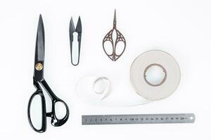 conjunto de gobernante, tiza, pegajoso cinta, tijeras para de coser en blanco antecedentes foto