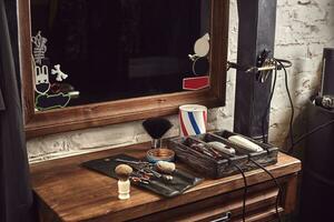 barbería herramientas en de madera marrón mesa. accesorios para afeitado y cortes de pelo en el mesa. foto