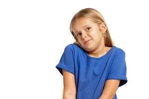 retrato de adorable emocional pequeño niña aislado en un blanco foto