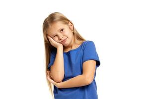 retrato de adorable emocional pequeño niña aislado en un blanco foto