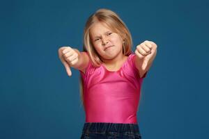 retrato de emocional expresivo pequeño niña en azul antecedentes foto