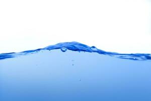azul agua superficie con salpicaduras y burbujas en blanco antecedentes. foto