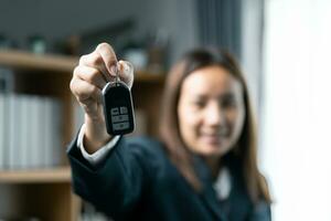 coche distribuidores o seguro gerentes cubrir y proteger en contra dañar y riesgo de conducir, mantener coche llaves, protegiendo y después de las ventas cuidado concepto.exitoso coche préstamo contrato comprando o de venta nuevo vehículo. foto