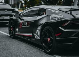 un negro Deportes coche con rojo y negro rayas foto