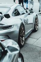 un plata Porsche Deportes coche estacionado en el calle foto