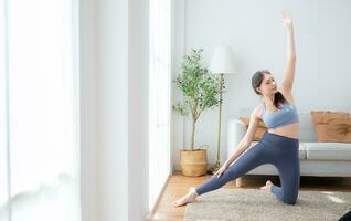 hermosa joven mujer practicando yoga a hogar. yoga asanas foto