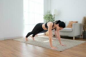 joven mujer practicando yoga con instructor en casa. individual yoga clase practicando en casa foto